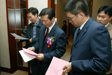 大會主席團(tuán)推舉產(chǎn)生的監(jiān)票人中國質(zhì)量檢驗(yàn)協(xié)會秘書長助理張明、總監(jiān)票人國家質(zhì)檢總局質(zhì)量司司長田世宏在仔細(xì)統(tǒng)計各項(xiàng)投票數(shù)據(jù)